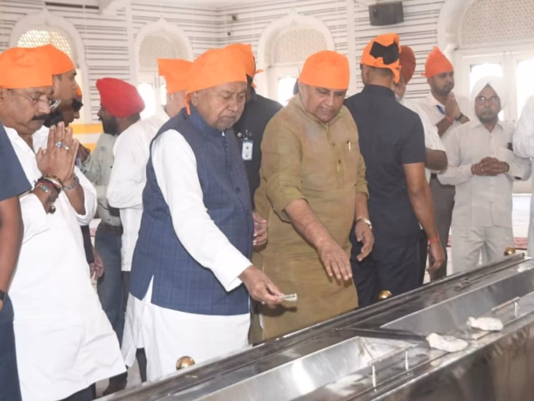 मतगणना से पहले सीएम नीतीश कुमार ने की जीत की कामना, महावीर मंदिर में पूजा-अर्चना तो मजार पर चढ़ाई चादर