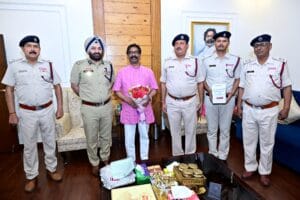 अग्निशमन सेवा सप्ताह पर CM हेमन्त सोरेन को लगाया गया बैज, कर्मियों के साहस की सराहना 1 WhatsApp Image 2026 04 14 at 1.12.35 PM
