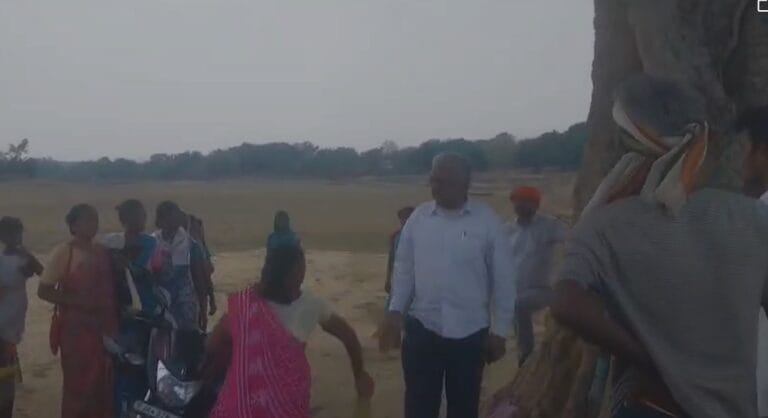 गुमला में जमीन मापी करने पहुंचे अंचलकर्मियों पर ग्रामीणों का दिखा आक्रोश, चप्पल से की पिटाई
