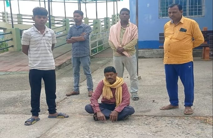 बारात जा रहे बाइक सवार युवकों को ट्रक ने कुचला, 2 की मौके पर हुई मौत, एक अन्य घायल