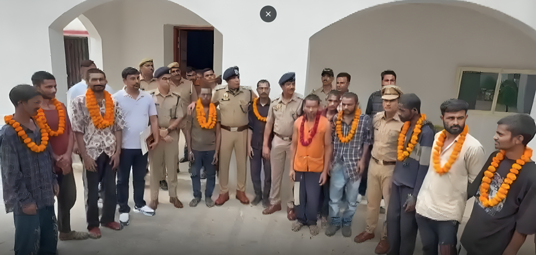 यूपी में 2 साल से कैद 13 मजदूरों का रेस्क्यू; बिना वेतन, पिटबुल कुत्तों की निगरानी में रख कोड़े से होती थी पिटाई 4 35904597925