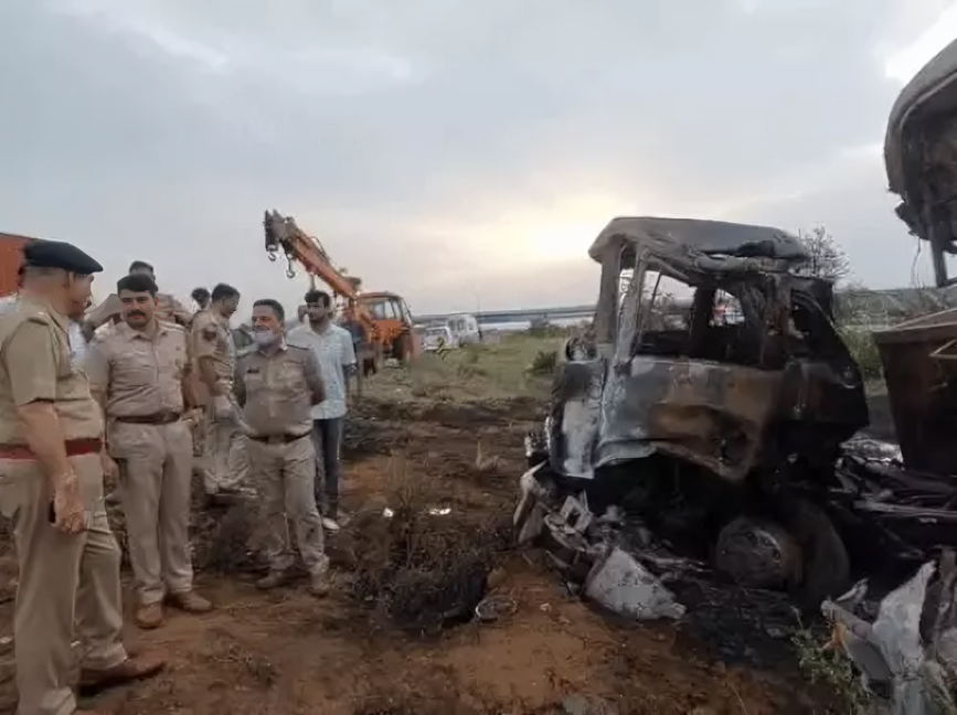 राजस्थान में बस और ट्रेलर की भीषण भिड़ंत, आग का गोला बनी बस, 8 की मौत; DNA टेस्ट से होगी शवों की पहचान 3 e1a83dee1a844e8c90cea3e3c0071f44