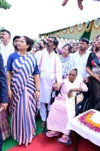 दिशोम गुरु की पुण्यतिथि पर भावुक हुए हेमंत, कहा - कमी नहीं होगी पूरी, समाज को बांटने वाली ताकतों के खिलाफ रहें एकजुट 2 HO3hKOYaQAAMv29