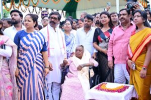 दिशोम गुरु की पुण्यतिथि पर भावुक हुए हेमंत, कहा - कमी नहीं होगी पूरी, समाज को बांटने वाली ताकतों के खिलाफ रहें एकजुट 3 HO3hKOlbIAAb2oX