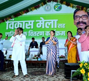 नेमरा में दिशोम गुरू शिबू सोरेन की प्रतिमा का अनावरण, मिली 105.2 करोड़ रुपए की योजनाओं की भी सौगात 2 HO3z7CSaIAEztiQ