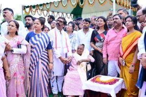 नेमरा में दिशोम गुरू शिबू सोरेन की प्रतिमा का अनावरण, मिली 105.2 करोड़ रुपए की योजनाओं की भी सौगात 1 HO3z82IacAEYCmo