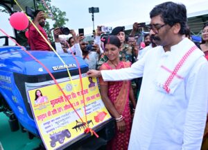 नेमरा में दिशोम गुरू शिबू सोरेन की प्रतिमा का अनावरण, मिली 105.2 करोड़ रुपए की योजनाओं की भी सौगात 5 HO3z9nQbsAAfQoW