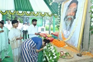 मुख्यमंत्री हेमंत सोरेन ने दिवंगत दिशोम गुरु शिबू सोरेन की प्रथम पुण्यतिथि पर अर्पित की भावभीनी श्रद्धांजलि 1 WhatsApp Image 2026 08 04 at 15.34.22