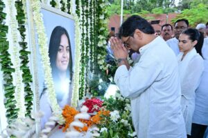 मुख्यमंत्री हेमन्त सोरेन ने मंत्री दीपिका पांडेय सिंह की स्वर्गीय पुत्री तृषा सिंह के द्वादशा कार्यक्रम एवं ब्रह्मभोज में शामिल होकर दी भावपूर्ण श्रद्धांजलि 1 WhatsApp Image 2026 10 05 at 18.15.47