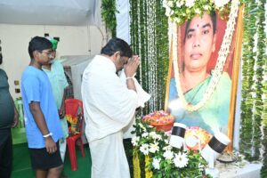सीएम हेमंत सोरेन ने गांव की पगडंडियों, खेतों और जल-जंगल से जुड़ी यादें कीं साझा, मां को बताया बाबा की सबसे बड़ी ताकत और संबल 2 WhatsApp Image 2026 10 16 at 10.44.09
